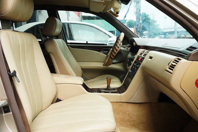 "Soi" chi tiết Mercedes-Benz E230 nội, 19 tuổi, chạy 36 vạn km vẫn "ngon" ảnh 9 "Soi" chi tiết Mercedes-Benz E230 nội, 19 tuổi, chạy 36 vạn km vẫn "ngon" ảnh 9