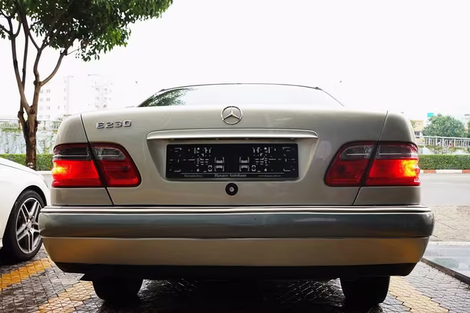 "Soi" chi tiết Mercedes-Benz E230 nội, 19 tuổi, chạy 36 vạn km vẫn "ngon" ảnh 4 "Soi" chi tiết Mercedes-Benz E230 nội, 19 tuổi, chạy 36 vạn km vẫn "ngon" ảnh 4