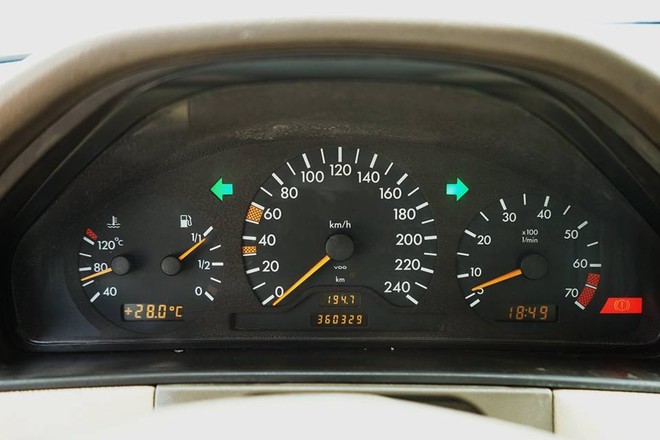 "Soi" chi tiết Mercedes-Benz E230 nội, 19 tuổi, chạy 36 vạn km vẫn "ngon" ảnh 10 "Soi" chi tiết Mercedes-Benz E230 nội, 19 tuổi, chạy 36 vạn km vẫn "ngon" ảnh 10