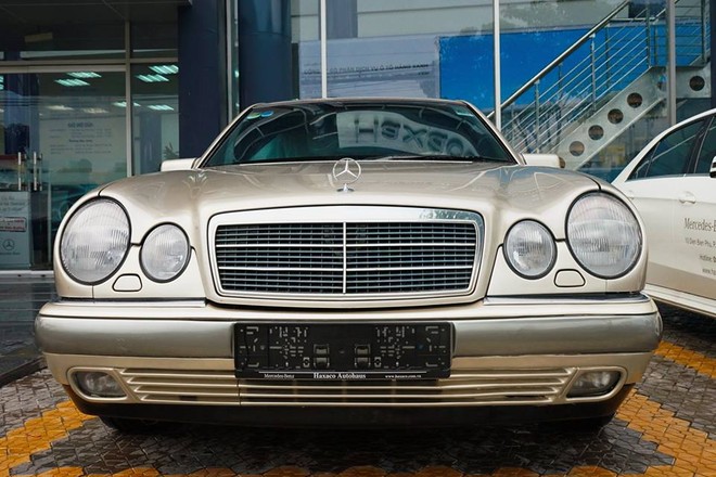 "Soi" chi tiết Mercedes-Benz E230 nội, 19 tuổi, chạy 36 vạn km vẫn "ngon" ảnh 1 "Soi" chi tiết Mercedes-Benz E230 nội, 19 tuổi, chạy 36 vạn km vẫn "ngon" ảnh 1