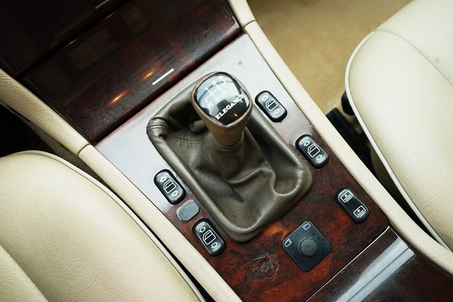 "Soi" chi tiết Mercedes-Benz E230 nội, 19 tuổi, chạy 36 vạn km vẫn "ngon" ảnh 12 "Soi" chi tiết Mercedes-Benz E230 nội, 19 tuổi, chạy 36 vạn km vẫn "ngon" ảnh 12