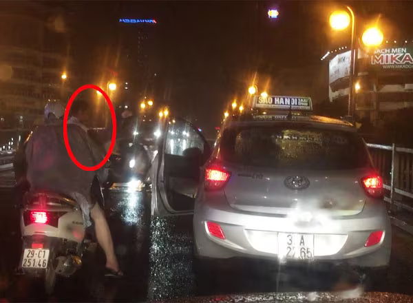 Nghĩa cử đẹp của người lái xe taxi trên cầu vượt nhẹ Láng Hạ ảnh 1 Nghĩa cử đẹp của người lái xe taxi trên cầu vượt nhẹ Láng Hạ ảnh 1