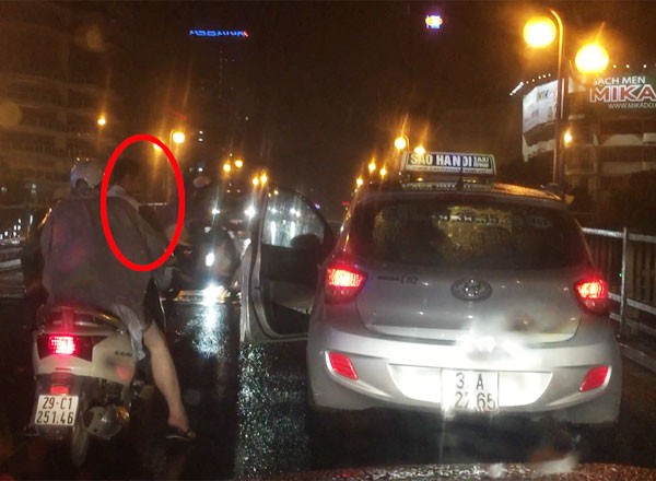 Nghĩa cử đẹp của người lái xe taxi trên cầu vượt nhẹ Láng Hạ ảnh 1 Nghĩa cử đẹp của người lái xe taxi trên cầu vượt nhẹ Láng Hạ ảnh 1
