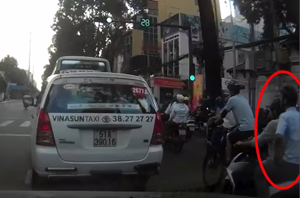 Cảnh cướp giật dây chuyền táo tợn giữa phố ảnh 1