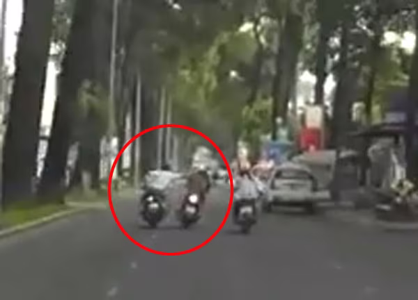 Cảnh cướp giật dây chuyền táo tợn giữa phố ảnh 5