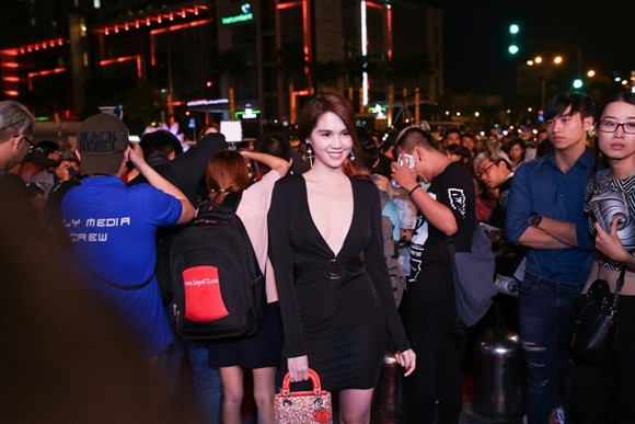 Ngọc Trinh đến cổ vũ cho "đàn em" Kỳ Hân tại buổi ra mắt phim "Điệp vụ chân dài" ảnh 1 Ngọc Trinh đến cổ vũ cho "đàn em" Kỳ Hân tại buổi ra mắt phim "Điệp vụ chân dài" ảnh 1