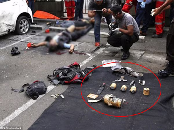 Tận mắt xem vũ khí tự chế của các tay súng IS tấn công Jakaktar ảnh 1