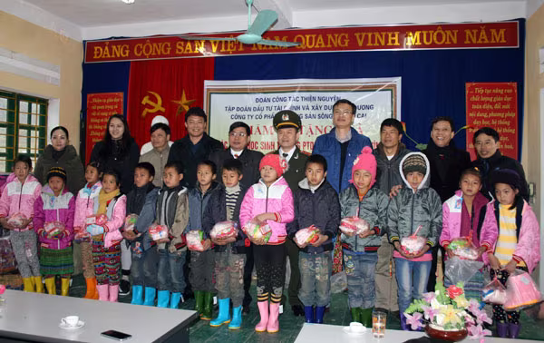 Mang áo ấm lên bản vùng cao giữa những ngày rét hại kỷ lục ảnh 16