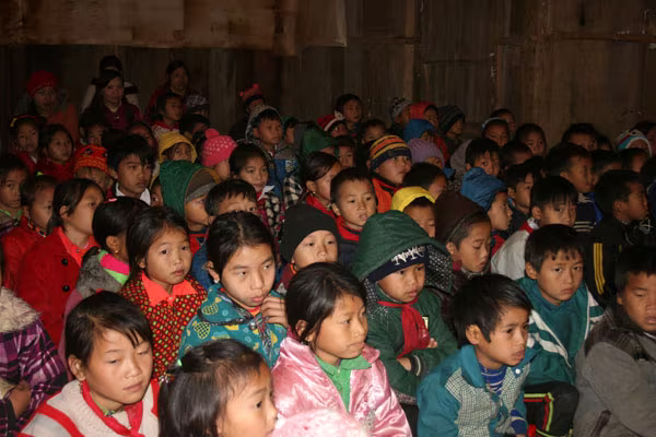 Mang áo ấm lên bản vùng cao giữa những ngày rét hại kỷ lục ảnh 8