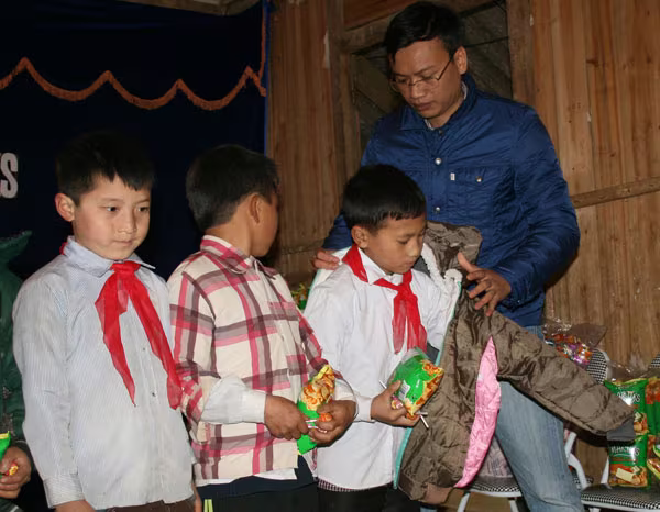 Mang áo ấm lên bản vùng cao giữa những ngày rét hại kỷ lục ảnh 12