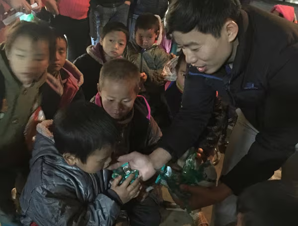 Mang áo ấm lên bản vùng cao giữa những ngày rét hại kỷ lục ảnh 11