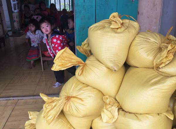 Mang áo ấm lên bản vùng cao giữa những ngày rét hại kỷ lục ảnh 6