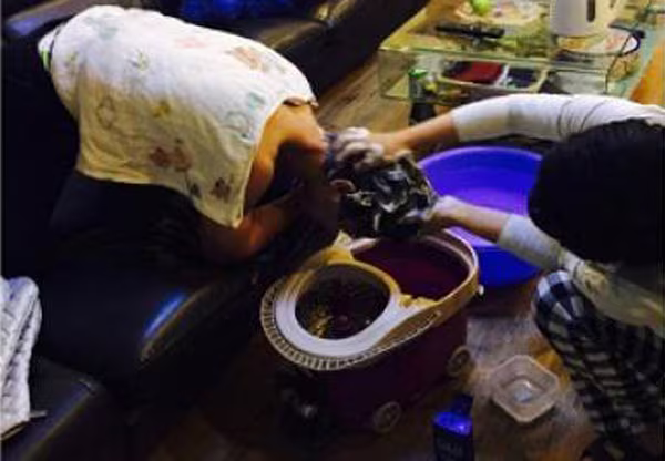 Công Phượng gội đầu trong tư thế lạ ảnh 2 Công Phượng gội đầu trong tư thế lạ ảnh 2