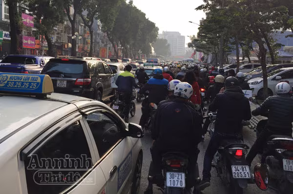 Hà Nội cận Tết: Mọi nẻo đường đều tắc kẹt  ảnh 2 Hà Nội cận Tết: Mọi nẻo đường đều tắc kẹt  ảnh 2