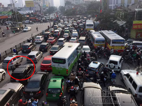 Hà Nội cận Tết: Mọi nẻo đường đều tắc kẹt  ảnh 4 Hà Nội cận Tết: Mọi nẻo đường đều tắc kẹt  ảnh 4