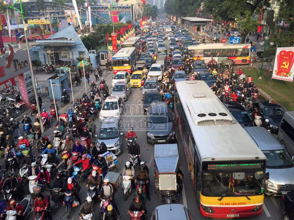 Hà Nội cận Tết: Mọi nẻo đường đều tắc kẹt  ảnh 6 Hà Nội cận Tết: Mọi nẻo đường đều tắc kẹt  ảnh 6