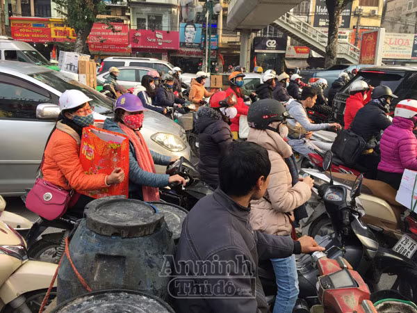 Hà Nội cận Tết: Mọi nẻo đường đều tắc kẹt  ảnh 5 Hà Nội cận Tết: Mọi nẻo đường đều tắc kẹt  ảnh 5