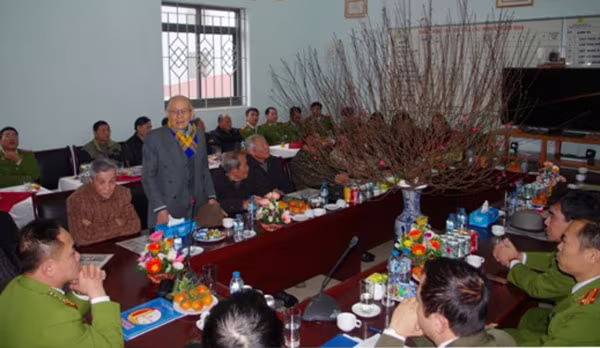 Cuộc hội ngộ ấm tình đồng chí ảnh 2