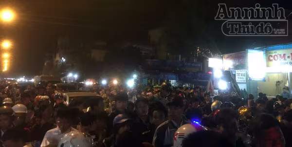 Biển người chen chân 'bán rủi, mua may' ở chợ Viềng lúc nửa đêm ảnh 2