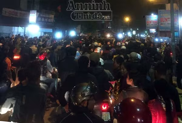 Biển người chen chân 'bán rủi, mua may' ở chợ Viềng lúc nửa đêm ảnh 4