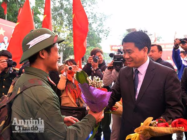 Tuổi trẻ Thủ đô náo nức lên đường thực hiện nghĩa vụ thiêng liêng với Tổ quốc ảnh 4