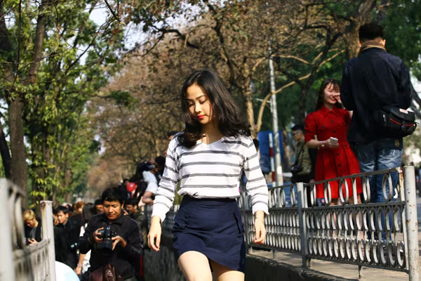 'Hot girl' Hà Nội đổ dồn về 'studio' Kim Mã, mùa cây thay lá  ảnh 11 'Hot girl' Hà Nội đổ dồn về 'studio' Kim Mã, mùa cây thay lá  ảnh 11