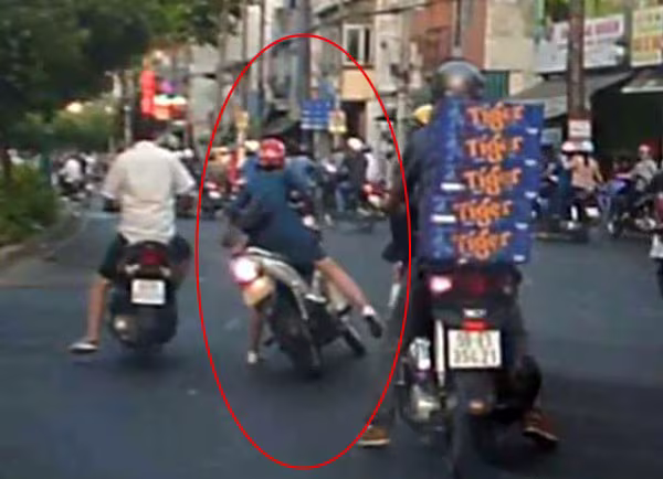 Nhờ camera hành trình, cảnh sát đặc nhiệm hình sự bắt nóng bộ đôi cướp giật ảnh 2