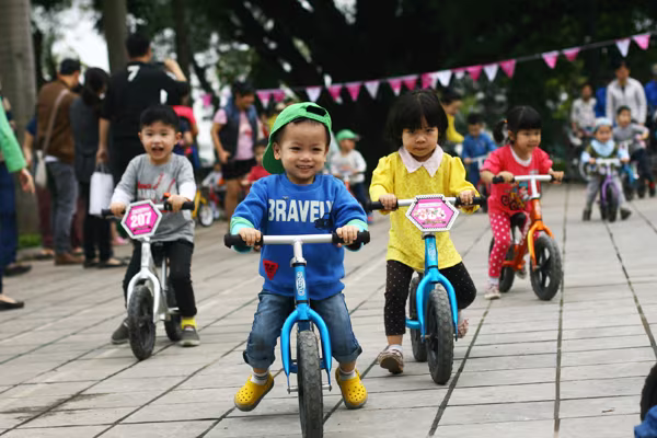 Ngắm những bé 2 tuổi tự tin lướt băng băng trên xe tập thăng bằng ảnh 10 Ngắm những bé 2 tuổi tự tin lướt băng băng trên xe tập thăng bằng ảnh 10