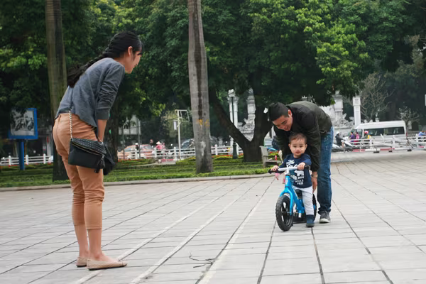 Ngắm những bé 2 tuổi tự tin lướt băng băng trên xe tập thăng bằng ảnh 2 Ngắm những bé 2 tuổi tự tin lướt băng băng trên xe tập thăng bằng ảnh 2