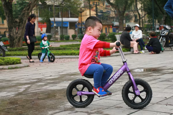 Ngắm những bé 2 tuổi tự tin lướt băng băng trên xe tập thăng bằng ảnh 3 Ngắm những bé 2 tuổi tự tin lướt băng băng trên xe tập thăng bằng ảnh 3