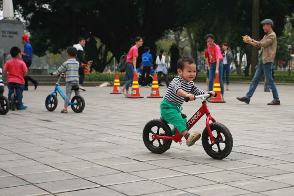 Ngắm những bé 2 tuổi tự tin lướt băng băng trên xe tập thăng bằng ảnh 4 Ngắm những bé 2 tuổi tự tin lướt băng băng trên xe tập thăng bằng ảnh 4