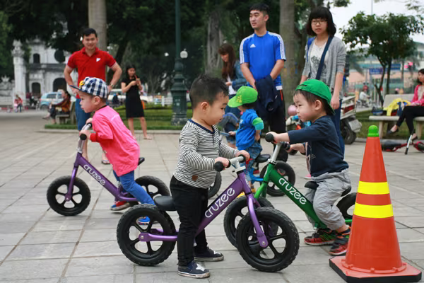 Ngắm những bé 2 tuổi tự tin lướt băng băng trên xe tập thăng bằng ảnh 5 Ngắm những bé 2 tuổi tự tin lướt băng băng trên xe tập thăng bằng ảnh 5