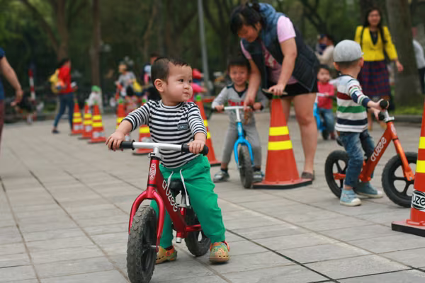 Ngắm những bé 2 tuổi tự tin lướt băng băng trên xe tập thăng bằng ảnh 9 Ngắm những bé 2 tuổi tự tin lướt băng băng trên xe tập thăng bằng ảnh 9