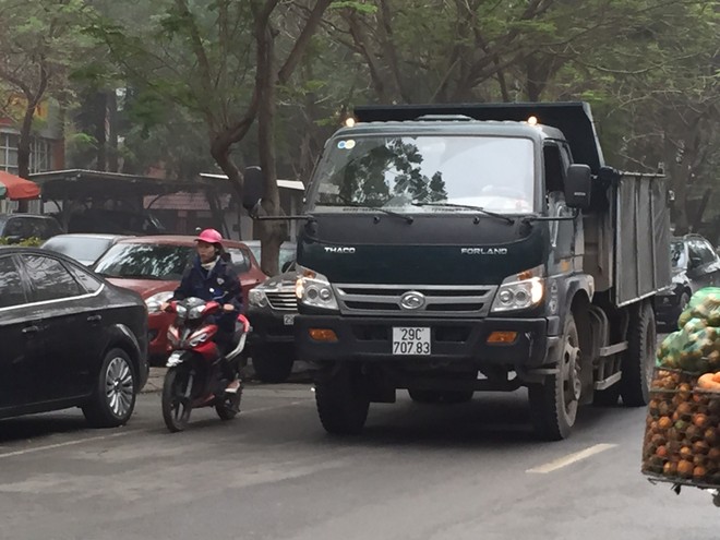 Giờ cao điểm, xe tải ngang nhiên ngược chiều vào phố ảnh 1 Giờ cao điểm, xe tải ngang nhiên ngược chiều vào phố ảnh 1