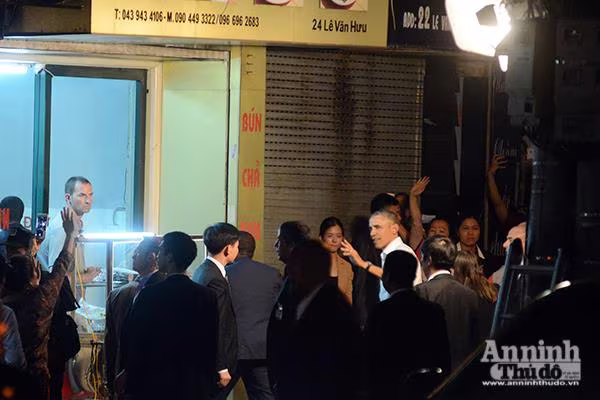 Tổng thống Mỹ ăn bún chả trên phố Lê Văn Hưu, Hà Nội ảnh 2