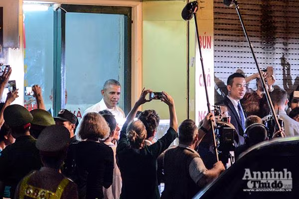 Tổng thống Mỹ ăn bún chả trên phố Lê Văn Hưu, Hà Nội ảnh 6