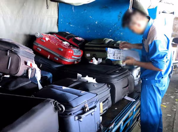 Nhân viên hàng không 'thó' Ipad của khách trong valy bung khóa ảnh 1