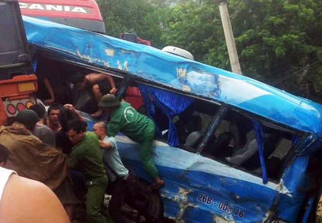 Xe cho 12 nguoi di an cuoi lao xuong vuc hinh anh 1