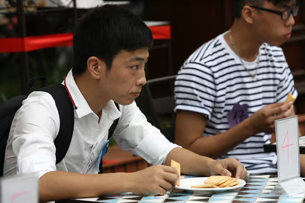 Hà Nội: "Phùng mồm trợn mắt" thi ăn bánh quy ảnh 1 Hà Nội: "Phùng mồm trợn mắt" thi ăn bánh quy ảnh 1