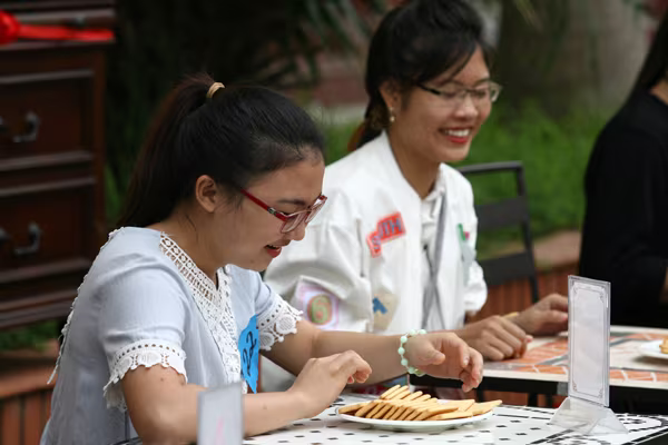 Hà Nội: "Phùng mồm trợn mắt" thi ăn bánh quy ảnh 4 Hà Nội: "Phùng mồm trợn mắt" thi ăn bánh quy ảnh 4