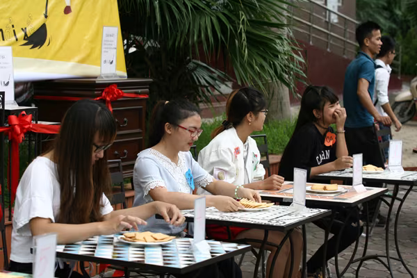 Hà Nội: "Phùng mồm trợn mắt" thi ăn bánh quy ảnh 5 Hà Nội: "Phùng mồm trợn mắt" thi ăn bánh quy ảnh 5