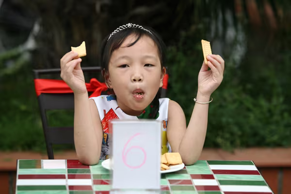 Hà Nội: "Phùng mồm trợn mắt" thi ăn bánh quy ảnh 6 Hà Nội: "Phùng mồm trợn mắt" thi ăn bánh quy ảnh 6