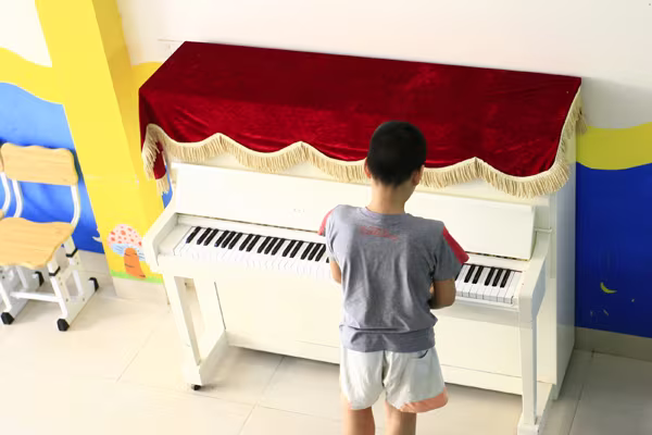 Cách trẻ tự kỷ học âm nhạc, hội họa ảnh 4 Cách trẻ tự kỷ học âm nhạc, hội họa ảnh 4
