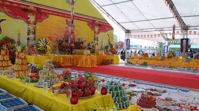 Hàng vạn người dự Đại lễ cầu siêu các nạn nhân tử vong vì TNGT ảnh 4 Công tác chuẩn bị cho Đại lễ diễn ra từ sáng sớm.