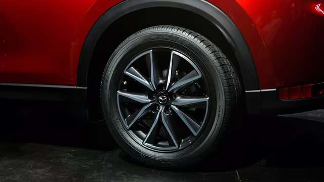  Thiết kế bên sườn của Mazda CX-5 thế hệ mới gần như không thay đổi so với trước, trừ viền cửa sổ mạ crôm. 