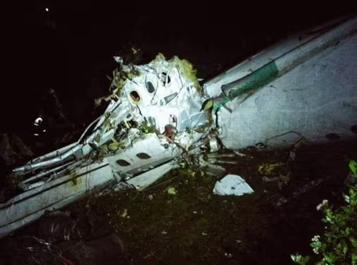 Máy bay chở đội bóng Brazil rơi ở không phận Colombia ảnh 1 Hình ảnh được cho là mảnh vỡ của phi cơ gặp nạn. Ảnh: Twitter.