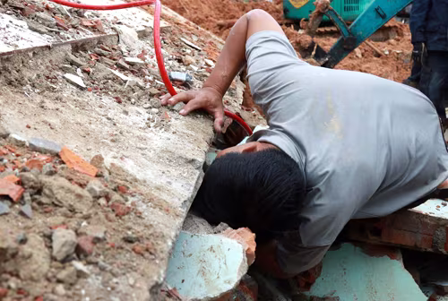 Sạt lở vùi 10 căn nhà ở Nha Trang, ít nhất 2 người chết ảnh 3 Người chồng xông vào hiện trường tìm kiếm vợ con. Ảnh: Xuân Ngọc