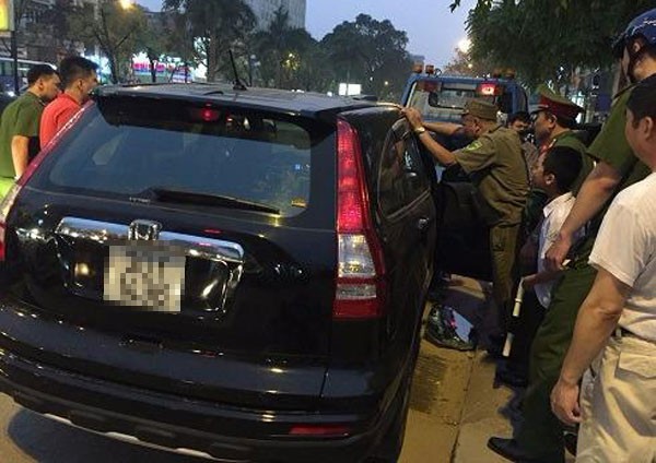 Hà Nội: Đập kính CRV, giải cứu người đàn ông say rượu gục trong xe ảnh 1 Hà Nội: Đập kính CRV, giải cứu người đàn ông say rượu gục trong xe ảnh 1