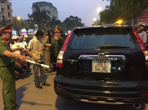 Hà Nội: Đập kính CRV, giải cứu người đàn ông say rượu gục trong xe ảnh 2 Hà Nội: Đập kính CRV, giải cứu người đàn ông say rượu gục trong xe ảnh 2