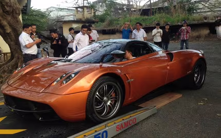 Đại gia Minh "Nhựa" mang "thần gió" Pagani Huayra đi đăng ký biển ảnh 4 Đại gia Minh "Nhựa" mang "thần gió" Pagani Huayra đi đăng ký biển ảnh 4